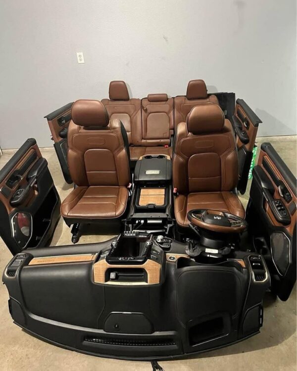 Limited seats and dash complet and panel 2022 RAM limited longhorn